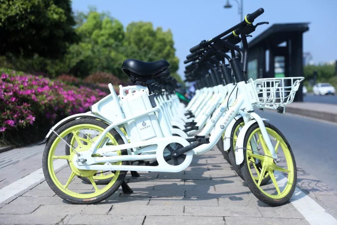 【街头整齐摆放的街兔电单车】 每个晚归的夜晚,都有我们守护 街 