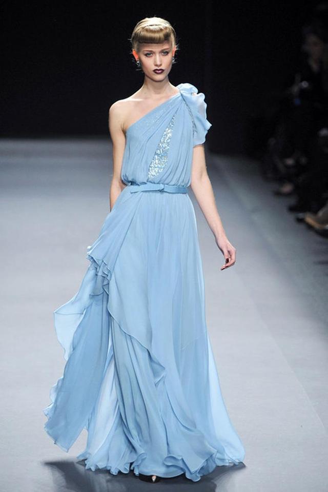 时尚服饰再看缠绕式设计与时尚结合美丽非凡