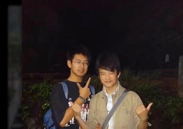 李现是从高一开始瘦下来的,戴着眼镜文绉绉的这位就是李现同学.