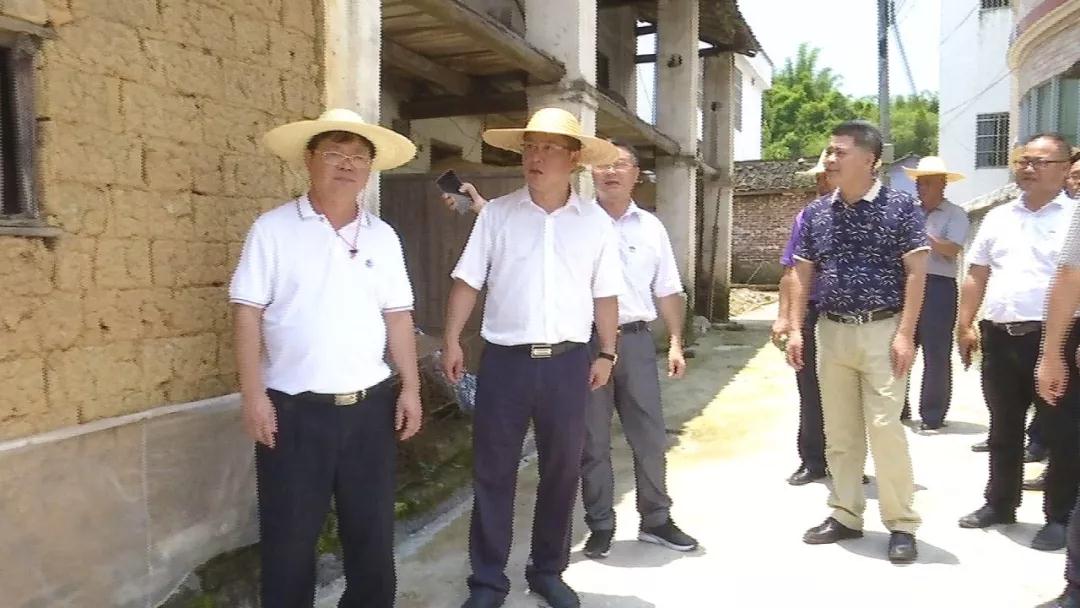 仁化县委书记林国华,县长周小明一行先后走访了夏富村,车湾村岭头村