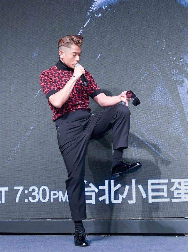 天王郭富城终于高调红针织短t黑长裤超帅53岁比小伙有精神