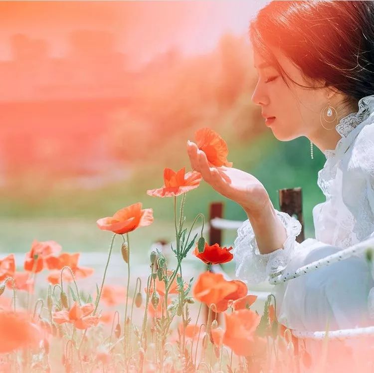 这画面就足够让人心动~自然闭上眼睛闻一闻花香不用太担心会出现尴尬