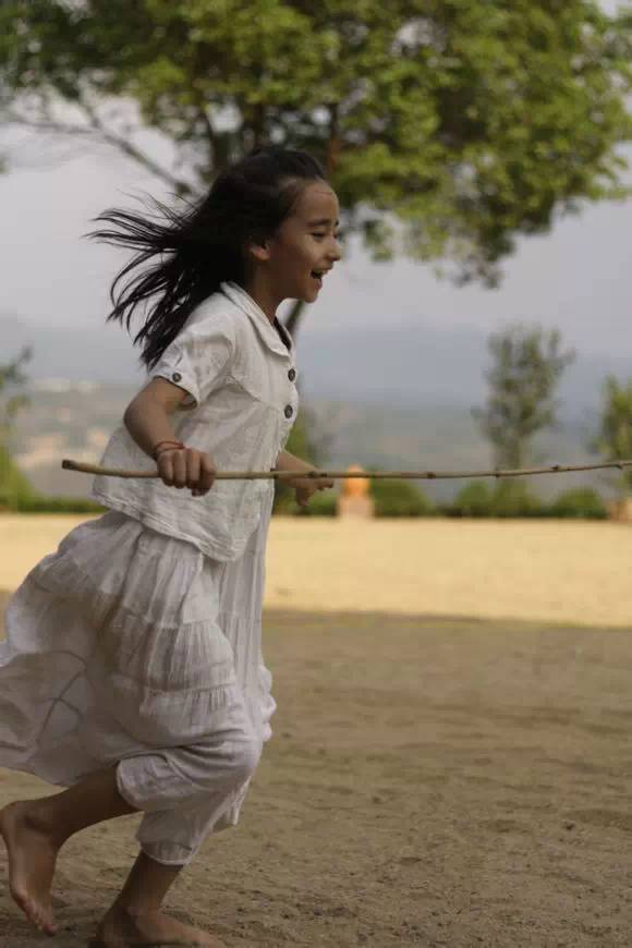 因为一个德国老男人,29岁的她裸辞闪婚,远离城市,还不让女儿上学!