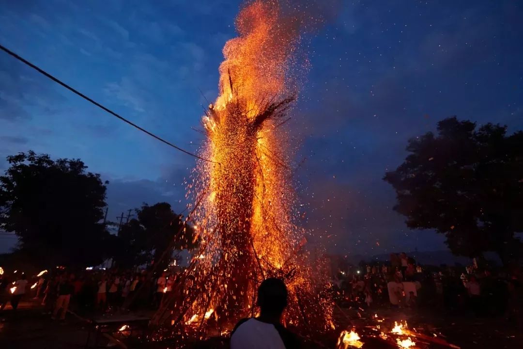 大理火把节万朵莲花开海市一天星斗落人间