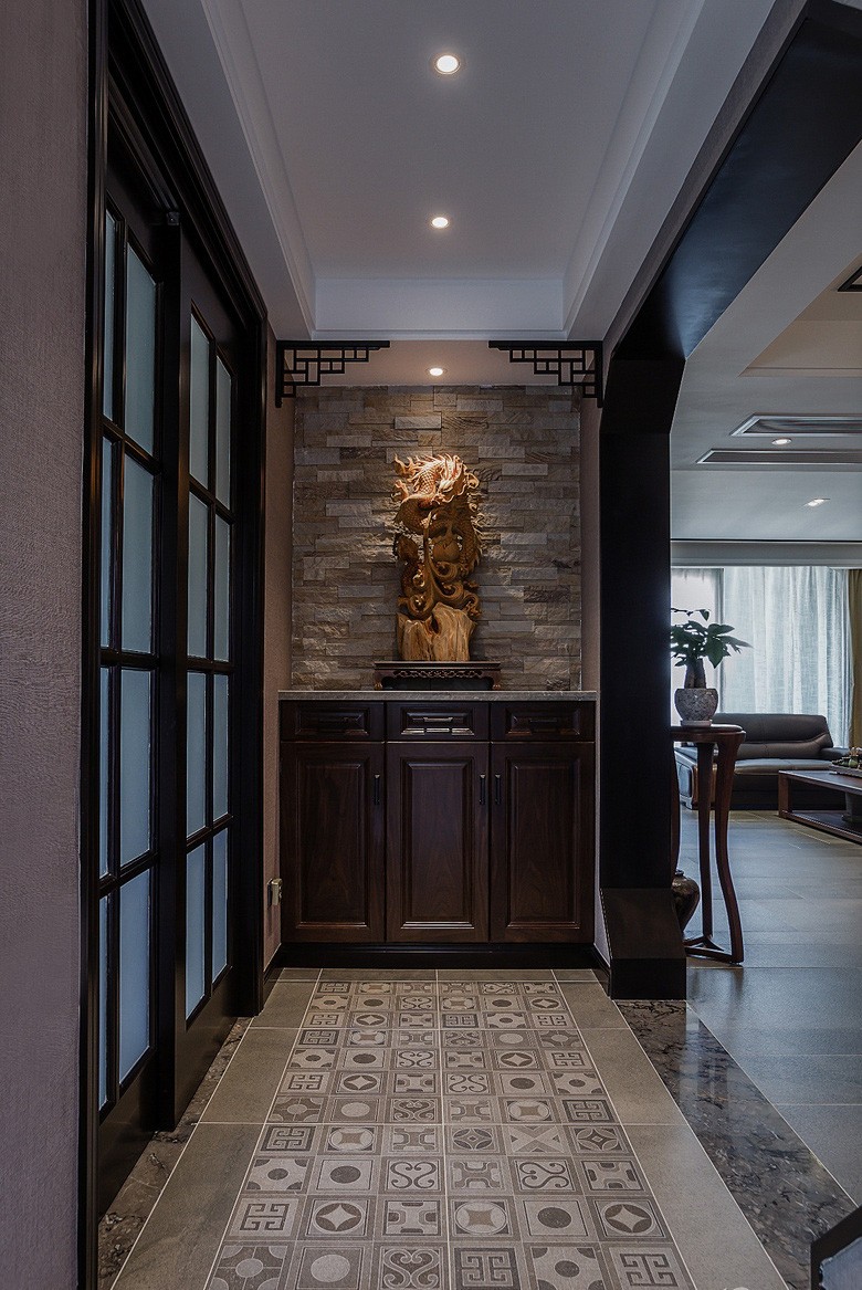 玄关户型方正,动静分区合理,卧室全在朝南的方向,采光通风都很好.