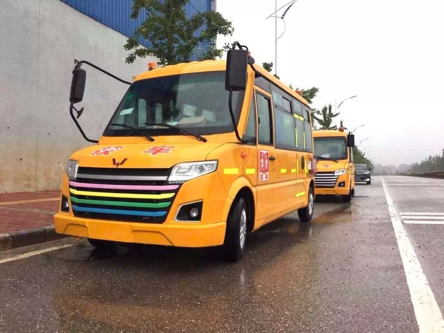 新品上市首批五菱国六校车顺利发车