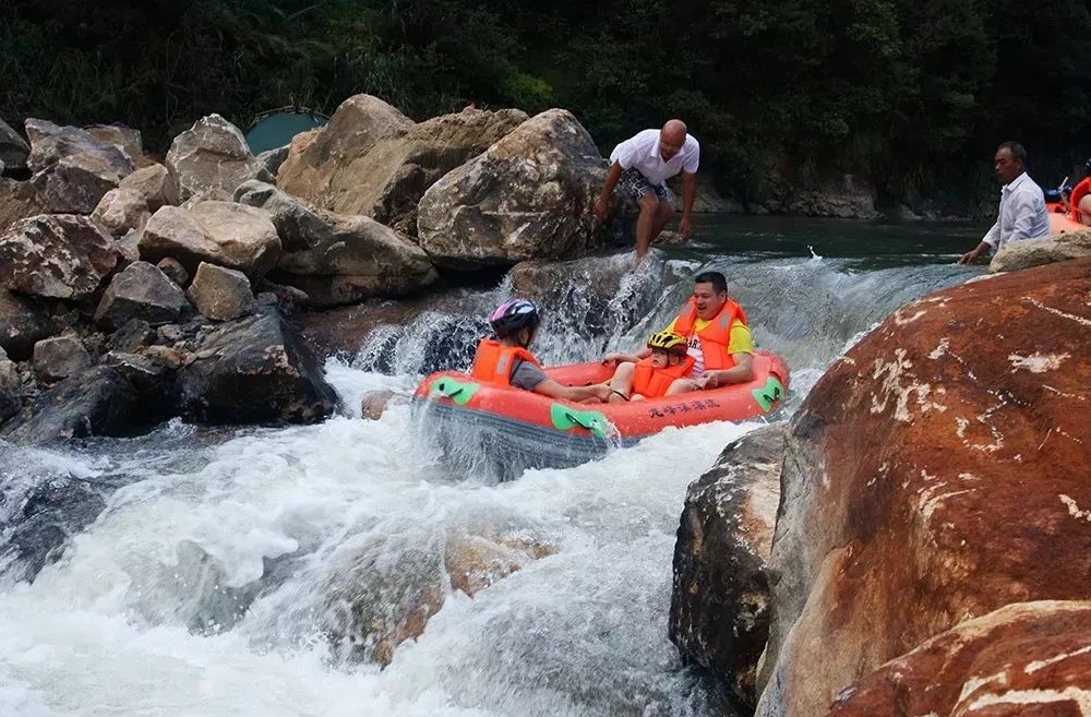 沙县龙峰溪漂流地点:泰宁九龙潭景区月色灯光下的九龙潭,光影弥漫,不
