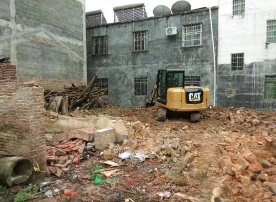 7月16日,仁化县副县长钟卫苏到黄坑镇高塘村就农村破旧泥砖房拆除工作