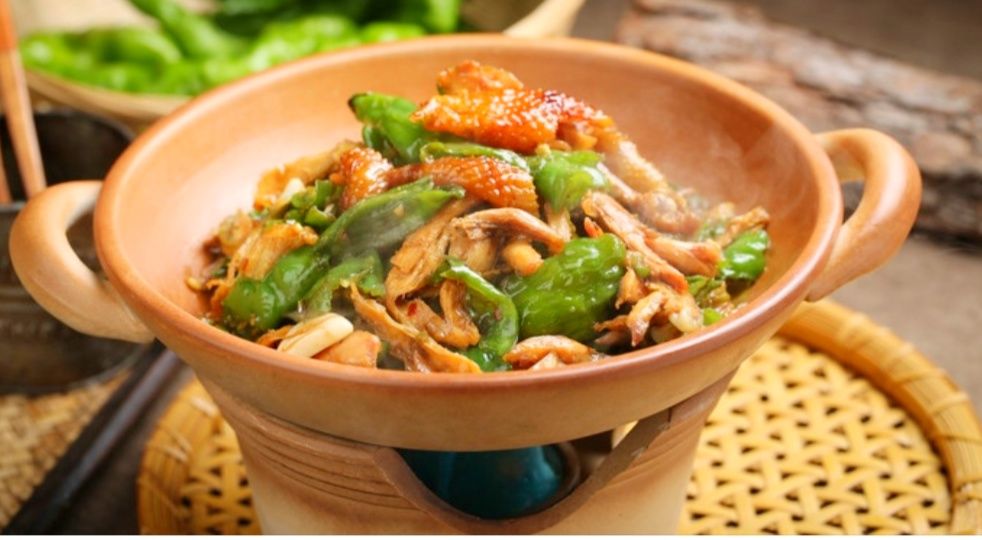 擂辣椒手撕鸡,鸡肉是烤过的,外皮非常酥脆,鸡肉鲜嫩,肉质紧实,擂辣椒