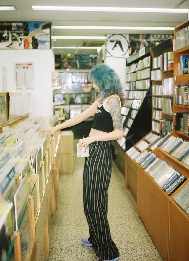 黑尾酱:蓝绿头发大花臂,搭配骷髅架t恤!李诞:像大姐的男人