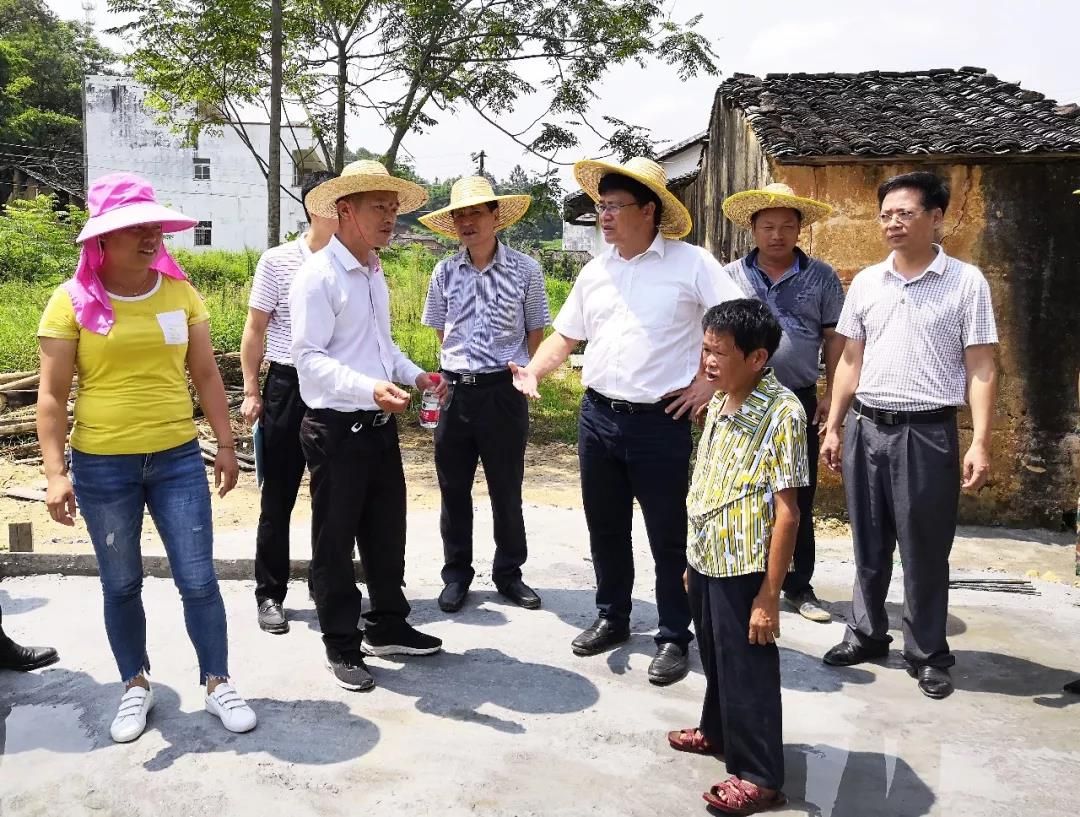 黄添胜深入各镇督导全倒户房屋重建工作