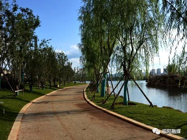 昭通烏蒙水鄉公園兩個湖區蓄滿水,五小門前的橋樑主體工程建設已完工.