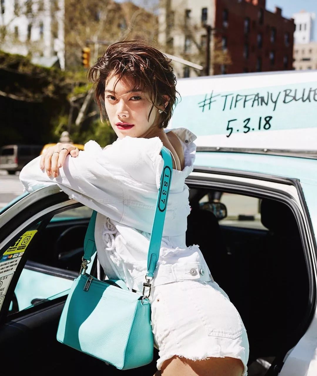 同样是耳下短发,用微卷造型来修饰圆脸的平手友梨奈,显得格外小鸟依