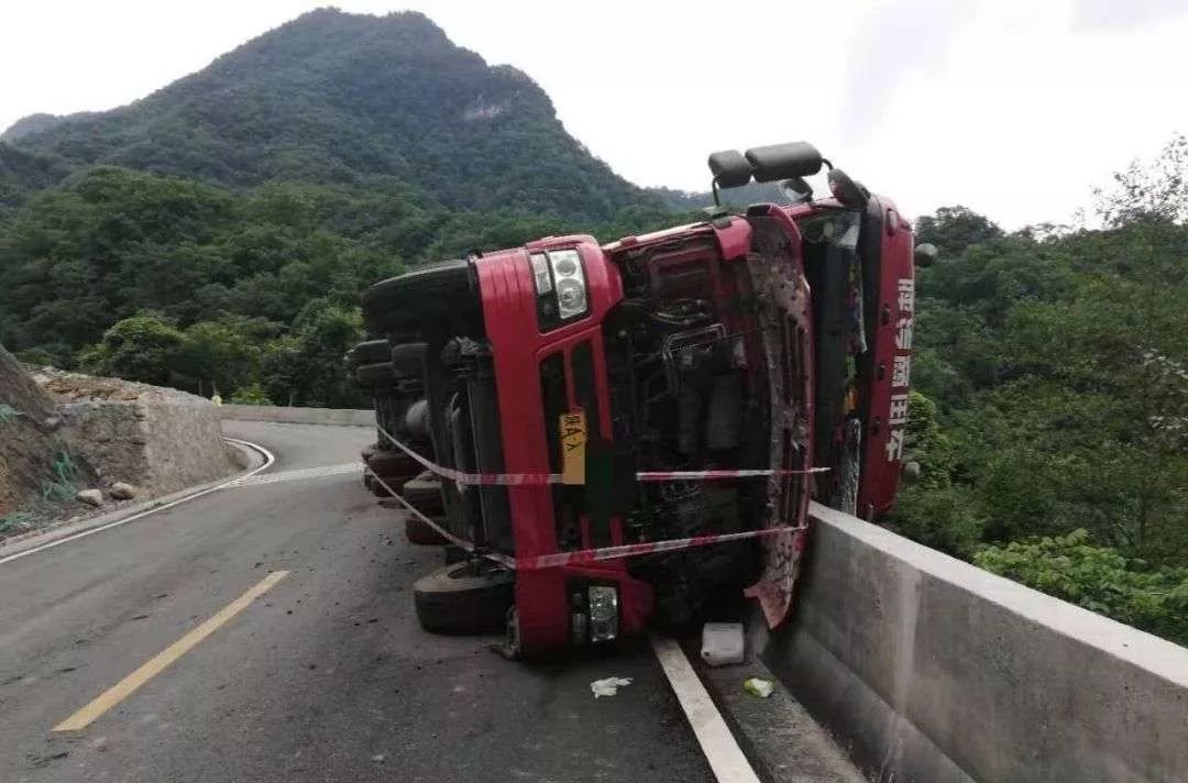 从现场看一起事故是一辆拉煤陕a牌大货车,侧翻在道路一侧的护栏上