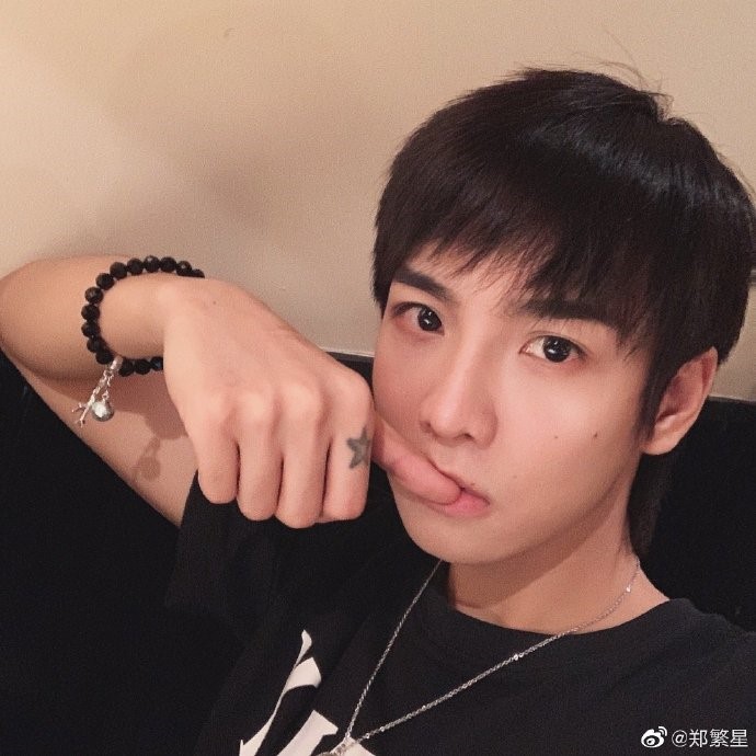 郑繁星晒陈情令三小只合影可爱自拍获网友催发九宫格