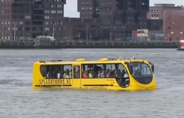 水陆两栖公共汽车,也称水陆两栖巴士,既能在陆地行驶,也能在水上行驶