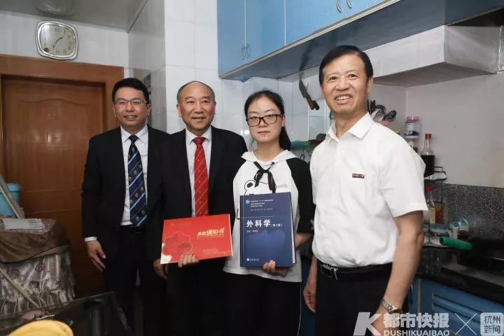 树兰国际医学院今日发出首封录取通知书郑树森院士亲任邮差送惊喜