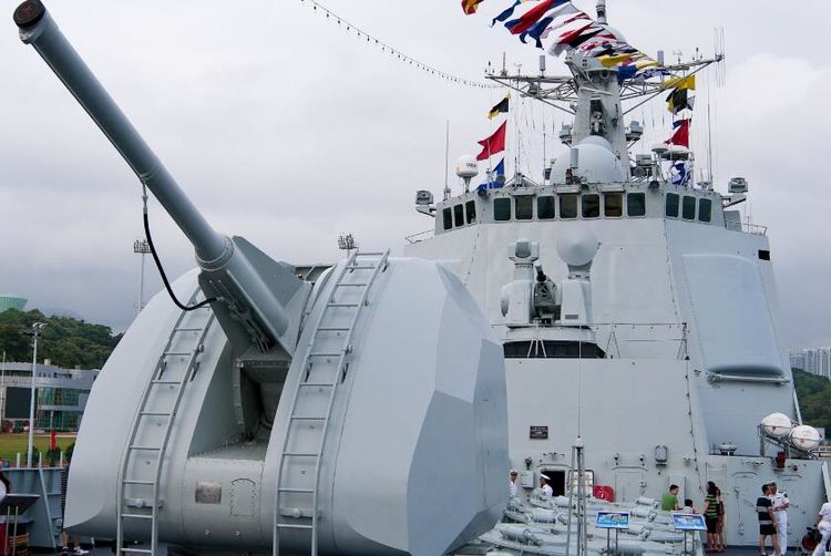 有多套由中国自主研发的新型武器,其中包括100mm舰炮,红旗9防空导弹