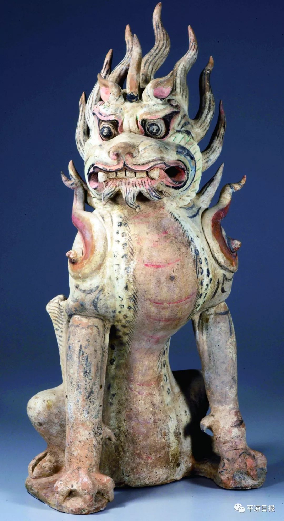 高62厘米,爪距29.4厘米,兽面镇墓兽,红陶质.