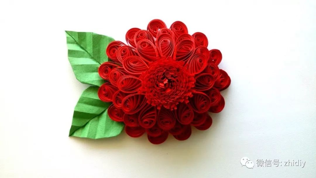 几根衍纸重复绕成圈,粘合起来就能 diy 如此美的玫瑰 (附教程)