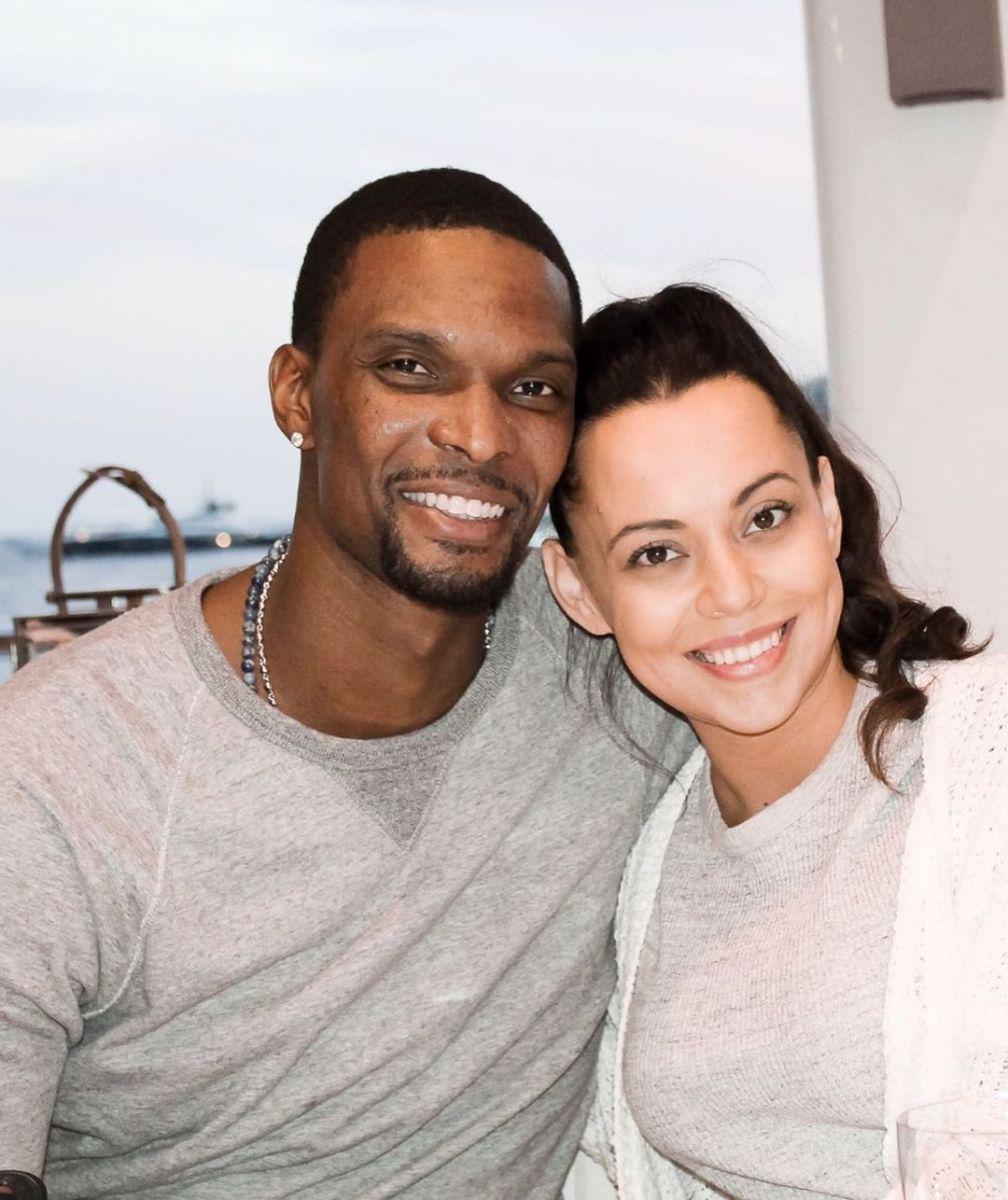 原创美女与巨兽!2米11波什和1米52白人娇妻秀恩爱 结婚8年膝下3子2女