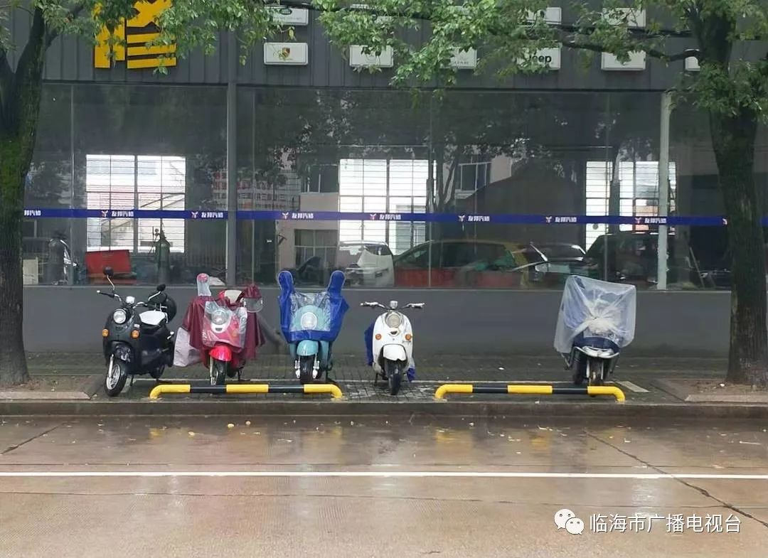 臨海的電動車自行車有了專屬停車位路面停車越來越規範了