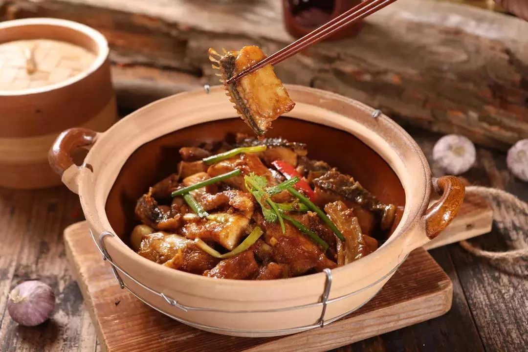 砂锅生焖鸭嘴鱼:肉质细嫩鲜美,高蛋白低脂肪,富有弹性,独特之处是没