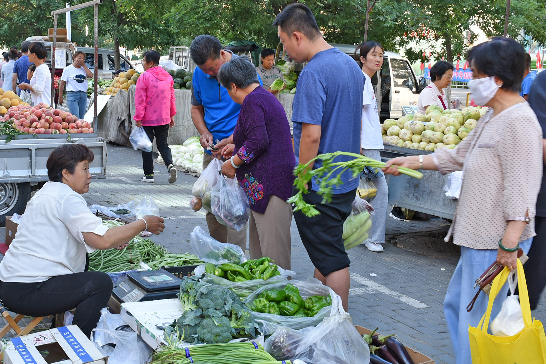 内蒙古包头:这个早市货物全份量足人气旺