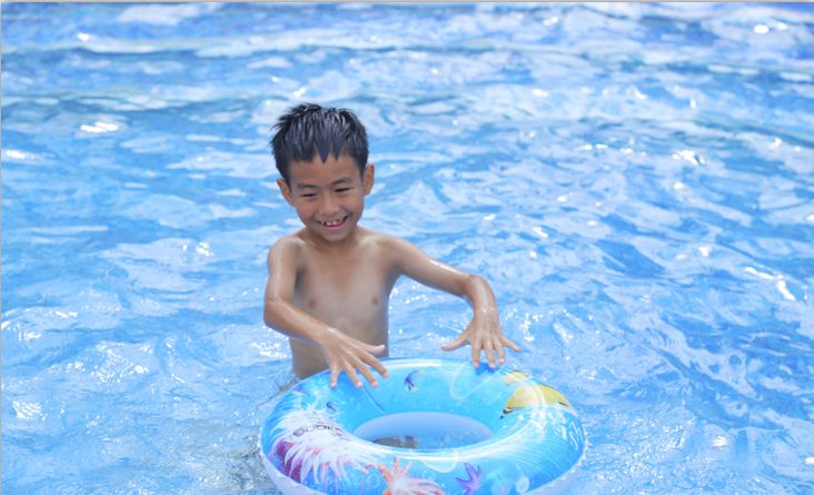就算不游泳,ins风火烈鸟可爱的花花游泳圈泳池里还配备了超多夏天感