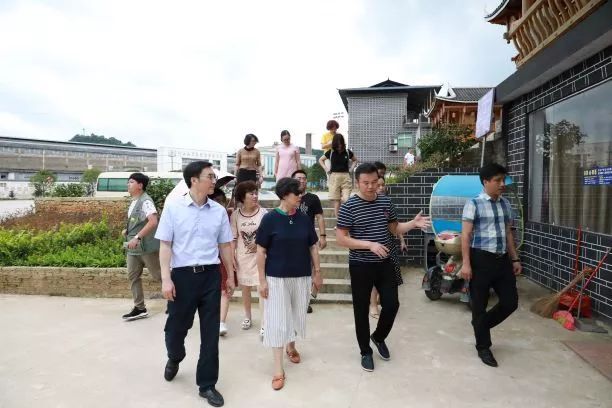 太仓市璜泾镇女企业家协会到我县开展助学捐赠活动