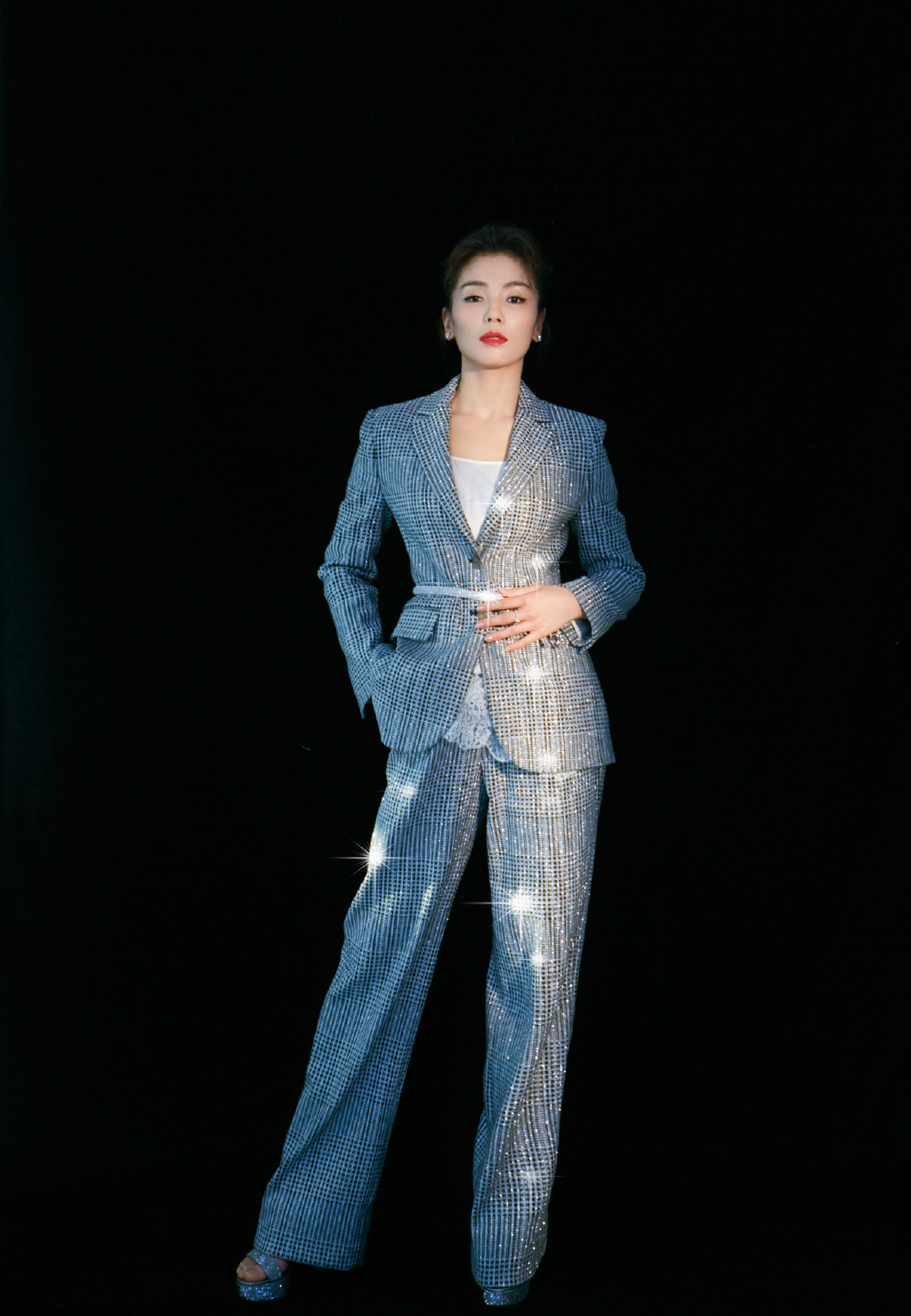 原创刘涛戏里戏外都贤惠,银色西装搭星空妆容,属于职业装的时尚