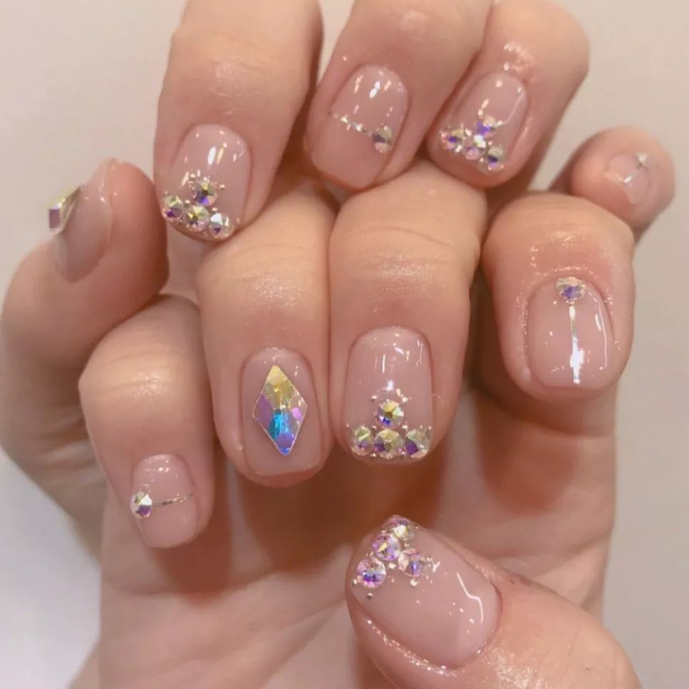 避免色系不搭;· 不要连续做美甲两次以上,指甲会受伤;· 即使是夏天