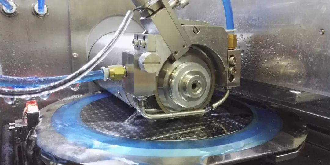 最早的晶圆是用划片系统进行划片(切割)的,现在这种方法任然占据了