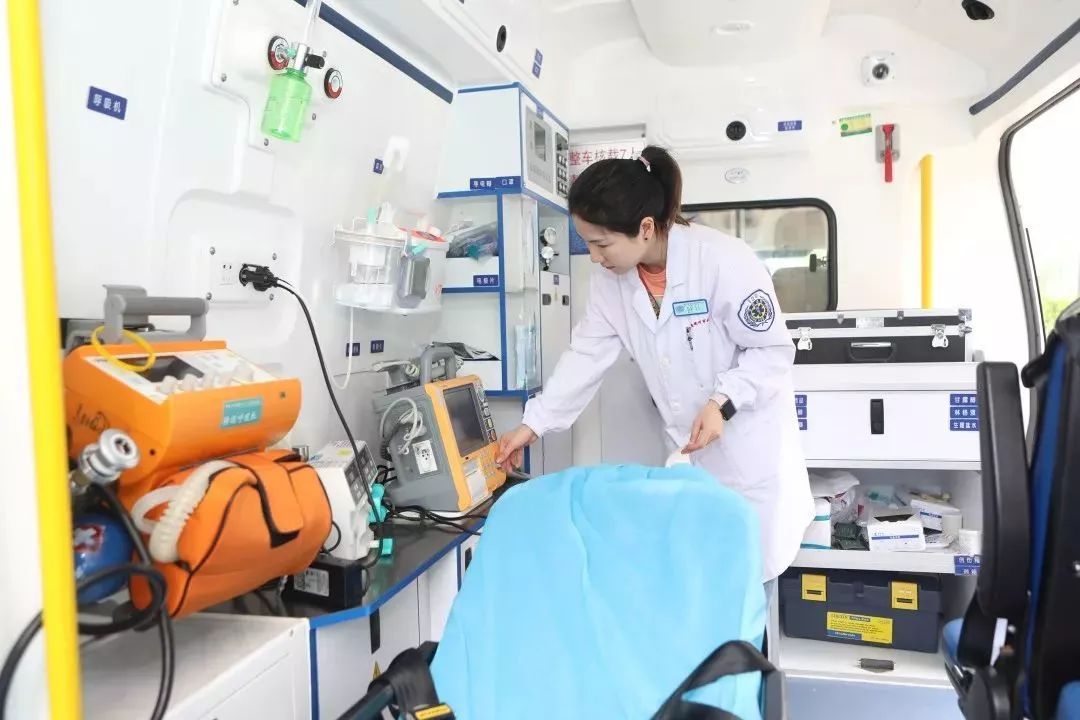 120紧急呼叫快有人晕倒心跳呼吸已经停止