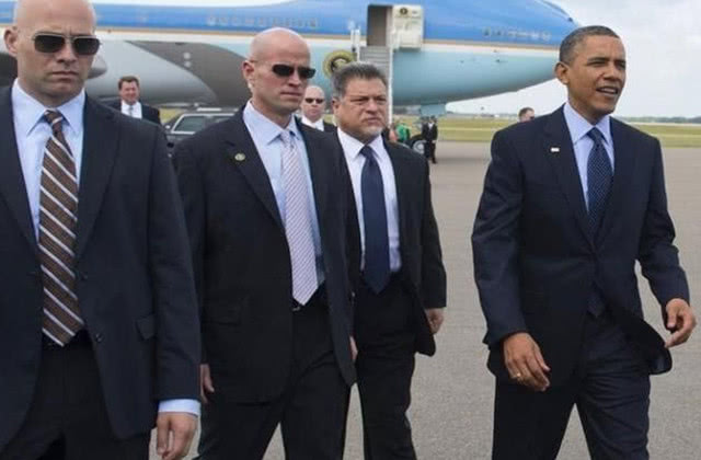 美国总统出门时,保镖都带什么武器?专家:不比特种兵差