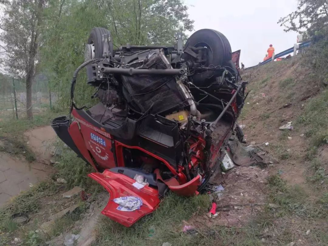 郑州:一货车在连霍高速冲入沟中,车上人员被安全救出!