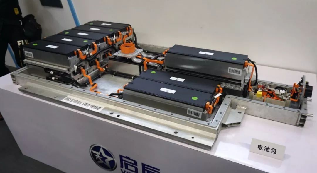 例如,在电池包物理防护方面,启辰d60ev设计有前部防撞杆,后方副车架