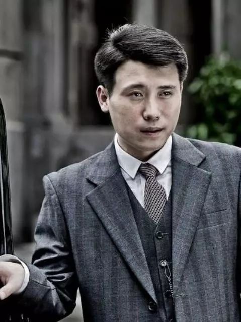 张嘉译携手《风筝》女主角领衔主演!《借枪》今晚19点登陆东方电影频