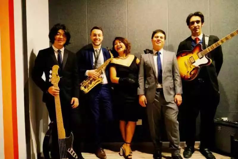 老朋友小鹦鹉乐队将以新名字the mantras卷土重来,为大家带来爵士乐