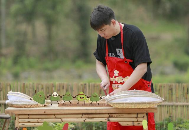 除了硬广之外,《向往的生活》的所接的宣传也越来越多,比如让黄磊不