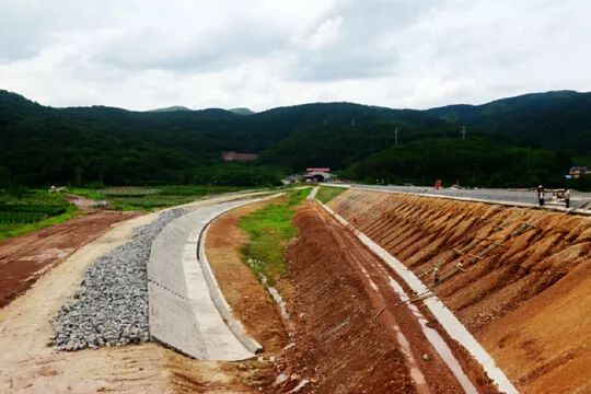 图5为:野象谷车站转入路基边坡防护等站后附属设施的施工庞坤 摄影