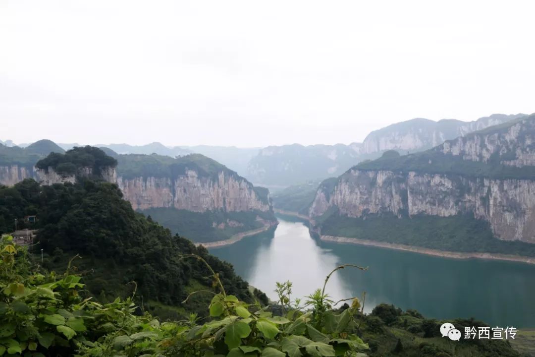 黔西縣新仁鄉化屋景區烏江源百里畫廊在新仁鄉化屋村,孔令文一行深入