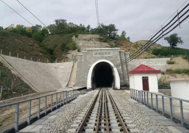 复杂地质条件下小断面特长隧道综合配套施工技术