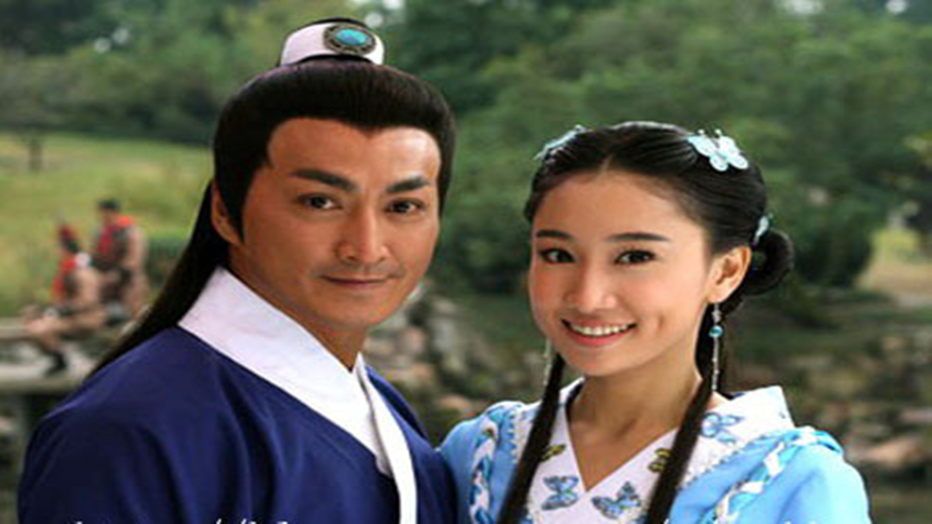 1992年, 何家劲和刘雪华主演古装武侠剧《书剑恩仇录》,这部剧讲述了