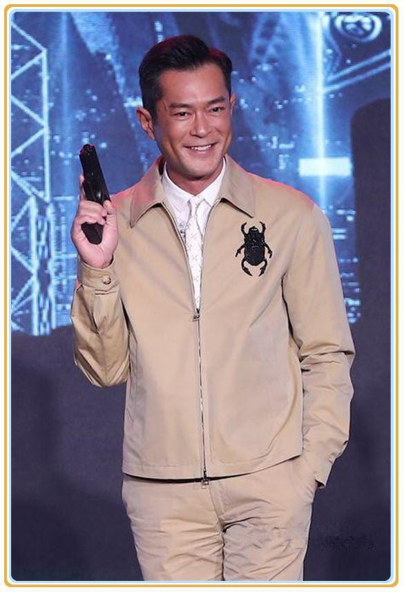 同时也让古天乐看起来更加的帅气了,天乐的这件夹克衫胸口上还有一个