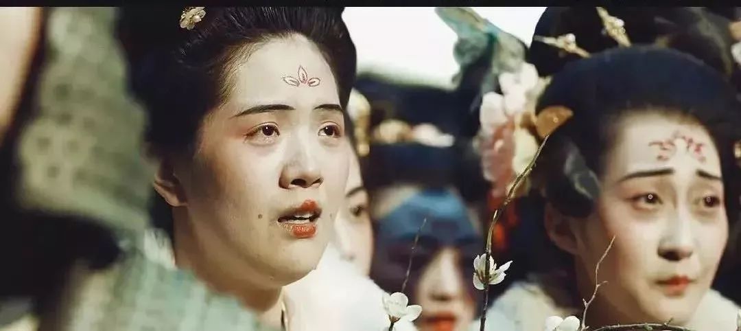 许鹤子演出的女性剧中在街上来往的女性飞霞妆,酒晕妆,啼妆,泪妆等