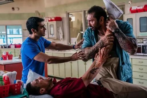 首日含提前场收得票房308万美元,表现不敌同日开画的新片《巨鳄风暴》