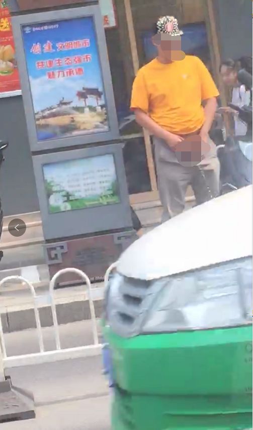 承德两大型半挂货车相撞一司机被困驾驶室惊现露阴癖当街小便无视人来