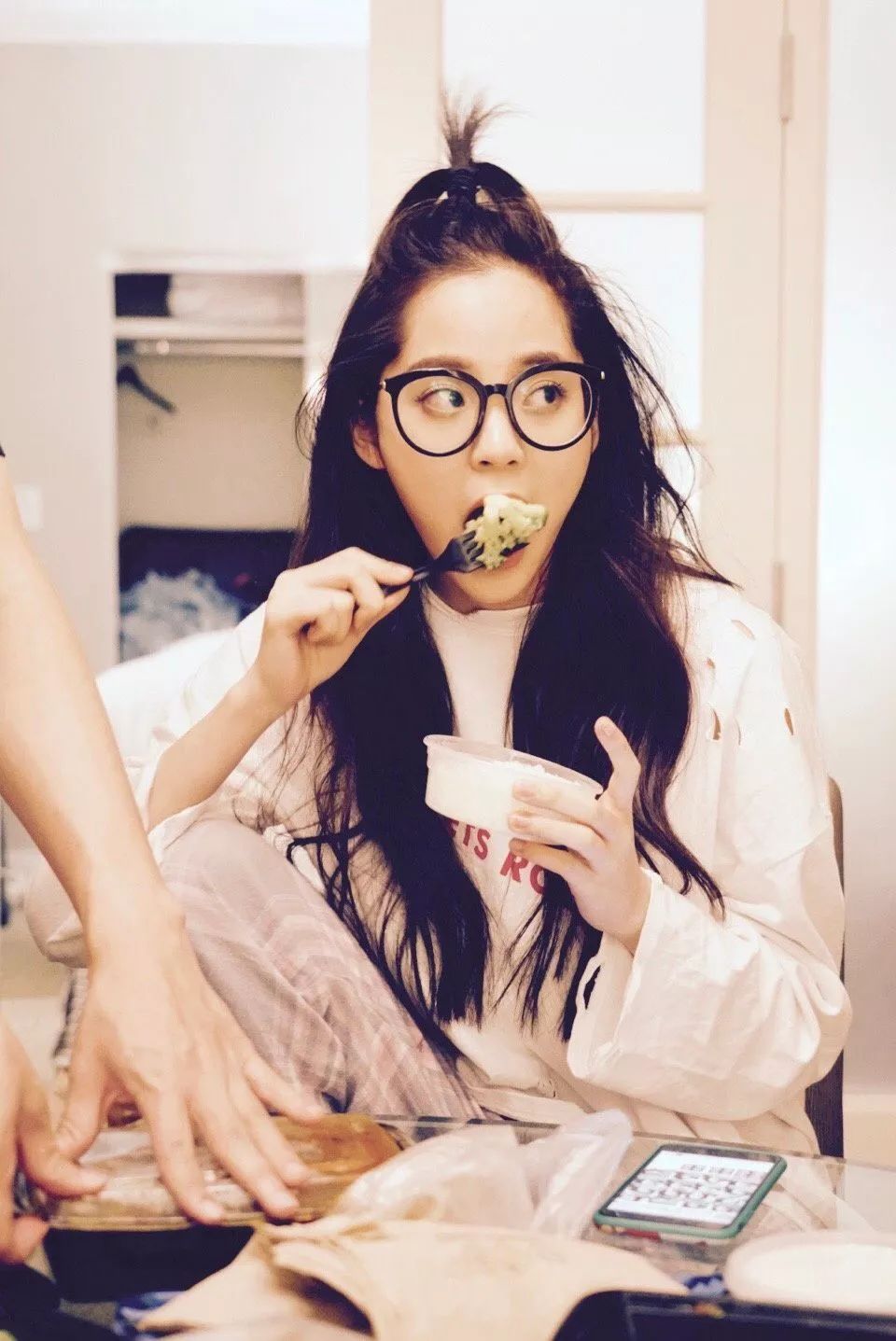 赵今麦快本首秀造型清爽跟00后小花学减龄穿搭