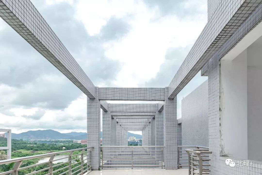 砰砰砰北理珠快递快出来看明德楼